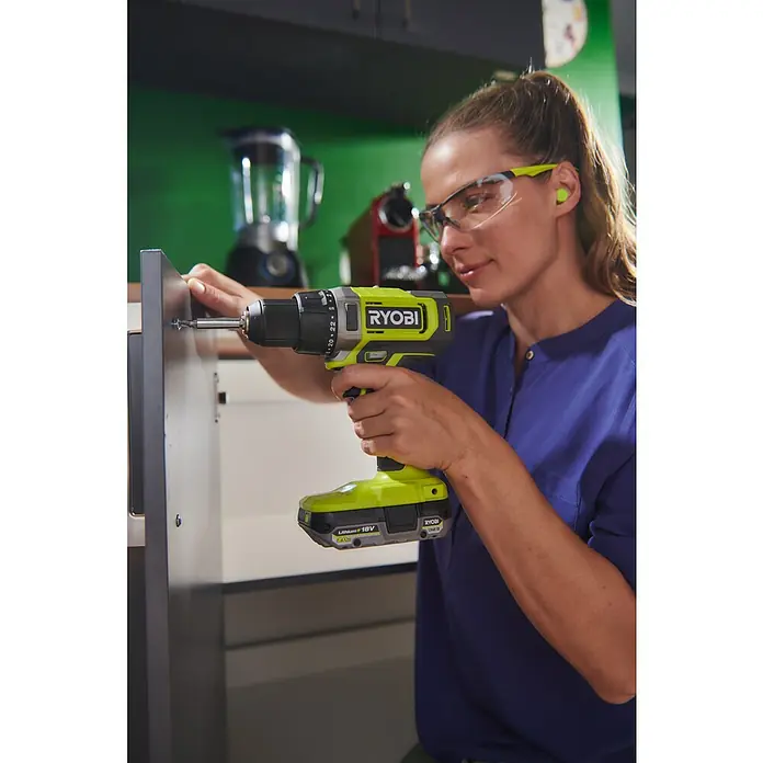 Ryobi ONE+ Akku-Bohrschrauber RDD18-0 - 18 V, Ohne Akku, 52 Nm - Frau befestigt einen Schrank mit einem RYOBI Akku-Bohrschrauber. Das RYOBI Werkzeug ist kabellos und sehr handlich.