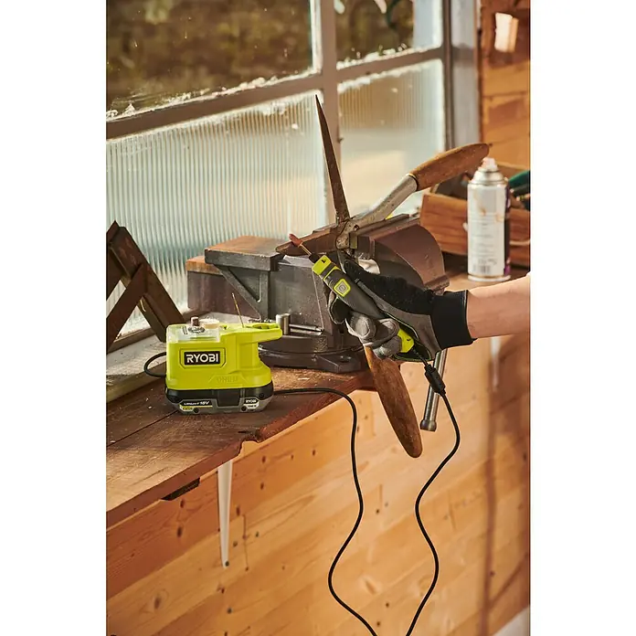Ryobi ONE+ Akku-Multifunktionswerkzeug RRT18-0 - 18 V, Ohne Akku, Leerlaufdrehzahl: 4.400 U/min - 23.000 U/min - Ryobi Akku-Multifunktionswerkzeug im Einsatz mit einer Hand, ideal zum Schleifen oder Polieren von Werkstücken in der Werkstatt.