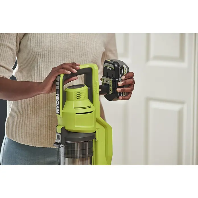 Ryobi ONE+ Maschinenpaket - Akku-Staubsauger RSV18-0 + gratis Starter-Kit - Nahaufnahme eines RYOBI Akku-Staubsaugers mit eingesetztem Akku, der Komfort und Leistung für die Reinigung bietet.