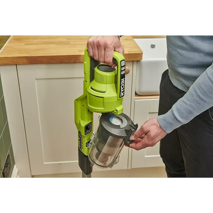 Ryobi ONE+ Maschinenpaket - Akku-Staubsauger RSV18-0 + gratis Starter-Kit - Der RYOBI Akku-Staubsauger wird mit abnehmbarem Staubbehälter in einer Küche vorgeführt.