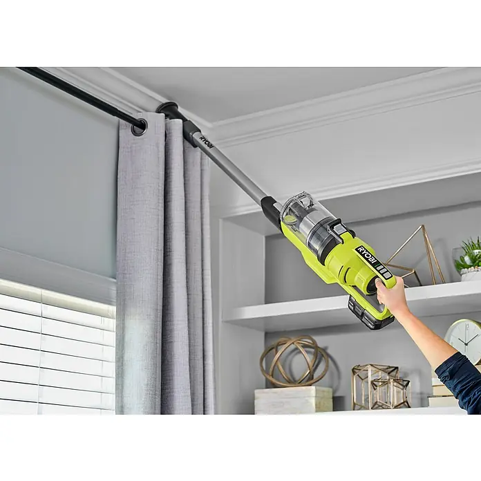 Ryobi ONE+ Maschinenpaket - Akku-Staubsauger RSV18-0 + gratis Starter-Kit - Eine Person verwendet einen gelben Akku-Staubsauger, um eine Gardinenstange abzusaugen.