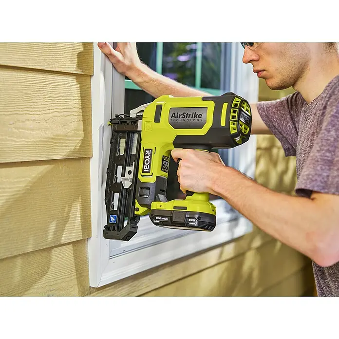 Ryobi ONE+ Akku-Nagler R16GN18-0 - 18 V, Ohne Akku, Länge Nagel: 19 mm - 64 mm - Der Ryobi AirStrike Nagler wird verwendet, um ein Fenster mit gelbem Holzrahmen zu befestigen. Akkubetrieben für kabellose Bequemlichkeit.