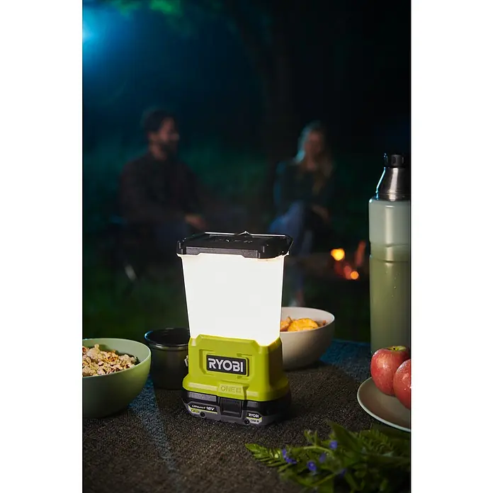 Ryobi ONE+ LED-Leuchte RLL18-0 - 850 lm, Ohne Akku - Die Ryobi ONE+ Laterne beleuchtet ein gemütliches Outdoor-Beisammensein am Abend. Ideal für Camping und Gartenpartys.