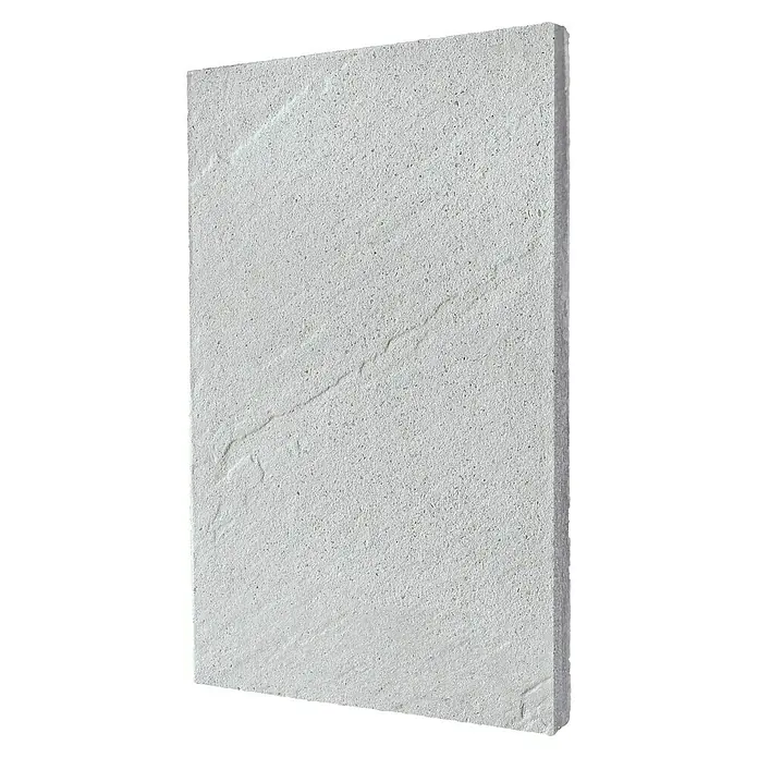 Terrassenplatte Wild Stone - 60 x 40 x 4 cm, Perla, Beton - Nahaufnahme einer einzelnen, hellgrauen Betonplatte mit strukturierter Oberfläche und leichter Maserung.