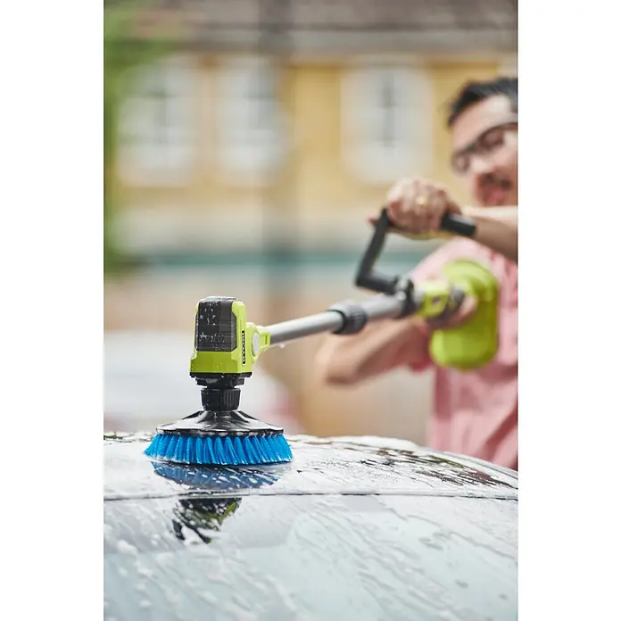 Ryobi ONE+ Akku-Reinigungsbürste R18TPS-0 - 18 V, Ohne Akku - Der RYOBI Auto-Waschbürstenaufsatz mit blauen Borsten wird zum Reinigen eines Autos verwendet, wobei ein Mann das Gerät bedient.