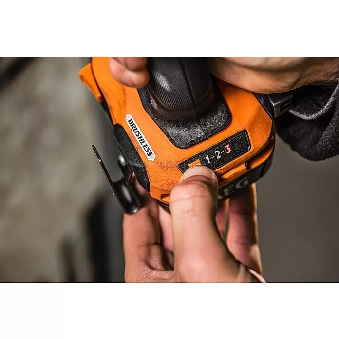 AEG Pro 18V Akku-Bohrschrauber BS18SBL2-202C - 18 V, 2 Akkus, 2 Ah, 60 Nm - Nahaufnahme von Händen, die eine orange-schwarze bürstenlose Stichsäge halten, Finger stellt den 1-2-3 Pendelhubschalter auf 3.