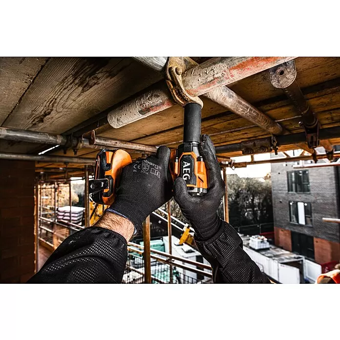 AEG Pro 18V Akku-Schlagschrauber BSS18S12BL2-0 - 18 V, Ohne Akku, 280 Nm - Person in Handschuhen verwendet orange-schwarzen AEG Schlagschrauber an Gerüstkupplung.