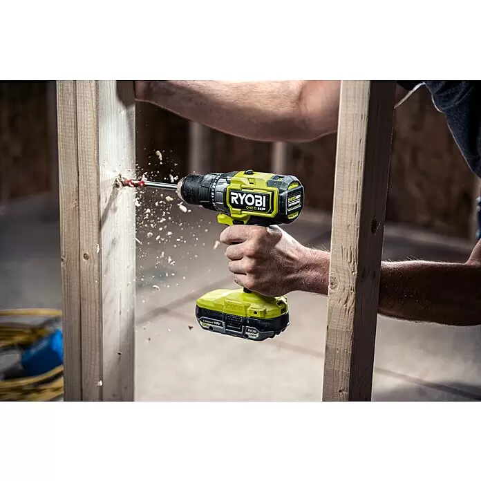Ryobi ONE+HP Akku-Bohrschrauber RDD18X-0 - 18 V, Ohne Akku, 95 Nm - Person bohrt mit gelb-schwarzem Ryobi ONE+ HP Akkubohrer in Holzständer, Späne fliegen.