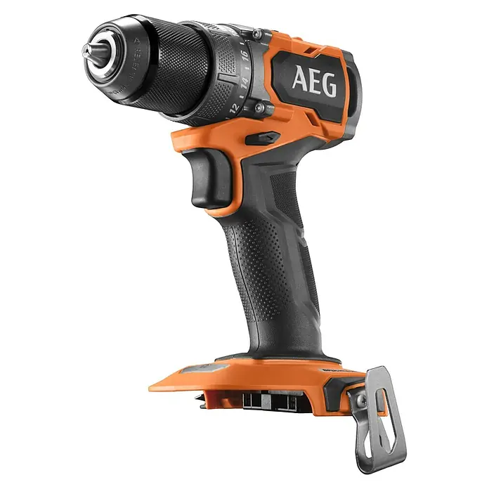 AEG Pro 18V Taladro atornillador de batería BS18SBL-202C - 18 V, 2 baterías, 2 Ah, 60 Nm - Primer plano de un taladro/atornillador inalámbrico AEG con detalles naranjas y un mango negro sobre un fondo negro.