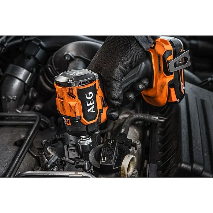 AEG Pro 18V Akku-Schlagschrauber BSS18S12BL2-0 - 18 V, Ohne Akku, 280 Nm - Nahaufnahme eines AEG-Schlagschraubers beim Einsatz an einem Motor, ideal für Werkstattarbeiten und präzise Reparaturen.