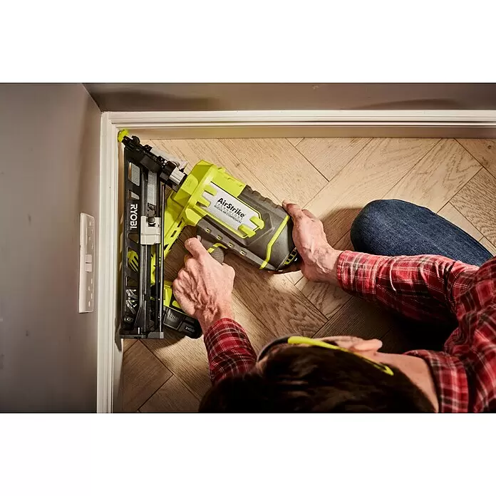 Ryobi ONE+ Akku-Nagler R15GN18-0 - 18 V, Ohne Akku - Anwendungsbeispiel