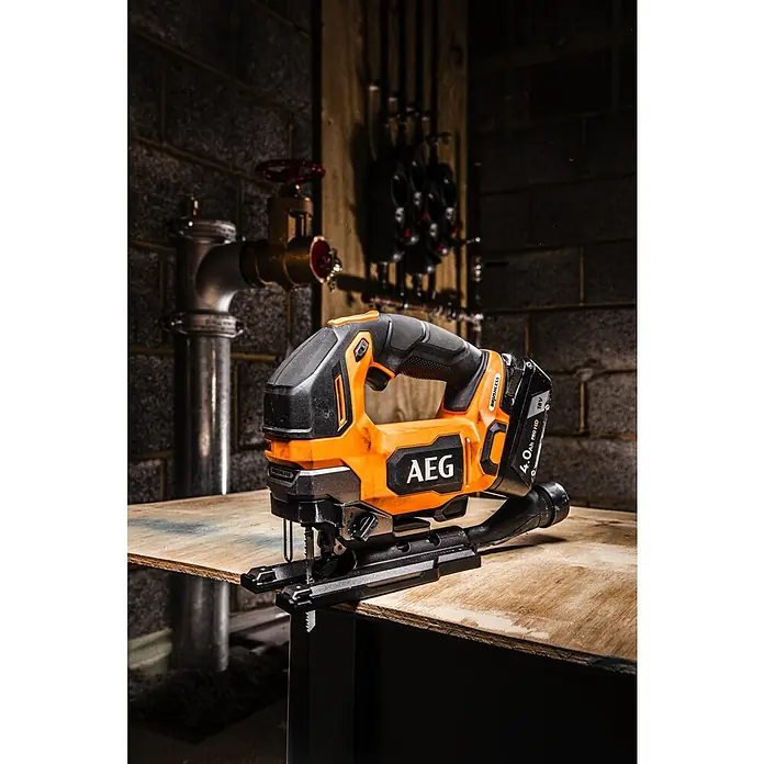 AEG Pro 18V Akku-Stichsäge BST 18BLX2-0 - 18 V, Ohne Akku, Leerlaufhubzahl: 0 /min - 3.500 /min - Nahaufnahme einer AEG Akku-Stichsäge auf einer Holzoberfläche, ideal für präzise Schnitte und Holzarbeiten.