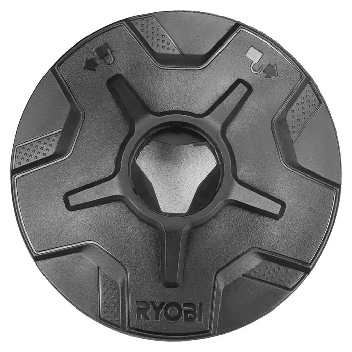 Ryobi Reinigungsschwamm - Durchmesser: 15 cm - Nahaufnahme einer schwarzen Ryobi-Spule. Das Spulengehäuse ist kreisförmig mit Pfeilen zur Richtungsanzeige.
