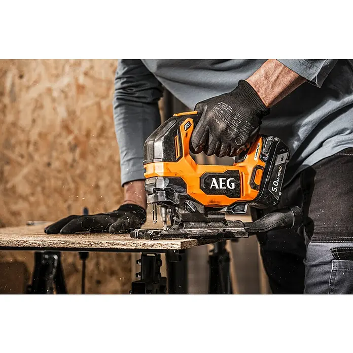 AEG Pro 18V Akku-Stichsäge BST 18BLX2-0 - 18 V, Ohne Akku, Leerlaufhubzahl: 0 /min - 3.500 /min - Ein AEG Akku-Stichsäge im Einsatz, während sie präzise durch ein Holzbrett schneidet, ideal für Heimwerker und professionelle Projekte.