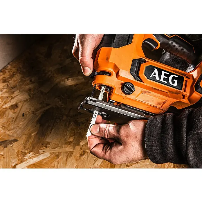 AEG Pro 18V Akku-Stichsäge BST 18X2 - 18 V, Ohne Akku, Leerlaufhubzahl: 0 /min - 3.000 /min - Nahaufnahme einer AEG Stichsäge in Aktion, die ein Holzbrett schneidet. Perfekt für präzise Schnitte und Heimwerkerprojekte.