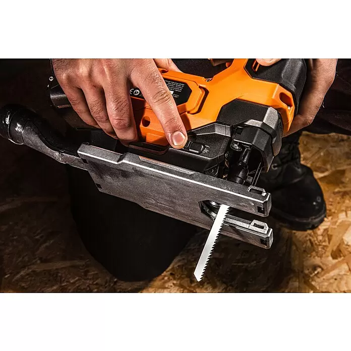AEG Pro 18V Akku-Stichsäge BST 18BLX2-0 - 18 V, Ohne Akku, Leerlaufhubzahl: 0 /min - 3.500 /min - Eine Person hält eine orange-schwarze Stichsäge, ihr weißes Sägeblatt ist zum Gebrauch ausgefahren.