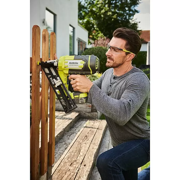 Ryobi ONE+ Akku-Nagler R15GN18-0 - 18 V, Ohne Akku - Anwendungsbeispiel