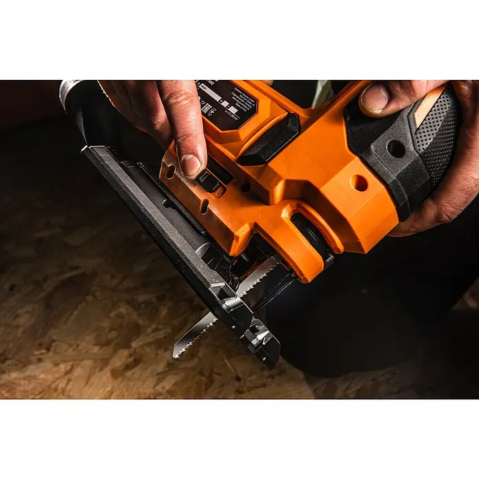 AEG Pro 18V Akku-Stichsäge BST 18X2 - 18 V, Ohne Akku, Leerlaufhubzahl: 0 /min - 3.000 /min - Nahaufnahme einer Stichsäge in Aktion, gehalten von einer Person, mit Fokus auf das Werkzeug und seine Funktionalität.