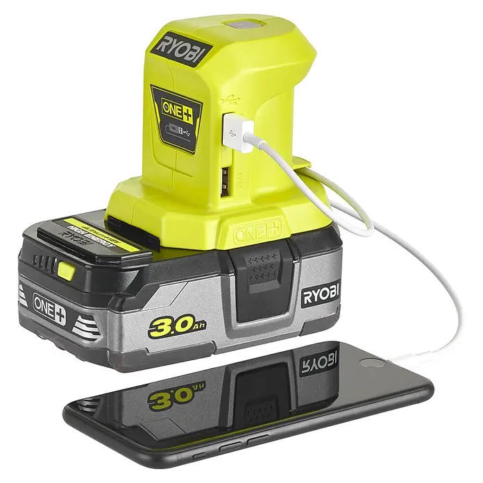 Ryobi ONE+ USB-Adapter - 18 V, Ohne Akku - Das Bild zeigt eine Ryobi ONE+ 3.0Ah Batterie mit USB-Adapter und angeschlossenem Smartphone, das geladen wird.
