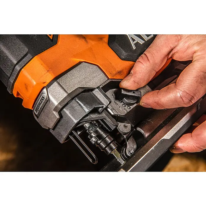 AEG Pro 18V Akku-Stichsäge BST 18BLX2-0 - 18 V, Ohne Akku, Leerlaufhubzahl: 0 /min - 3.500 /min - Nahaufnahme einer AEG-Stichsäge, bei der eine Hand einen Schalter bedient. Das Gerät ist robust gebaut und für präzise Schnitte konzipiert.