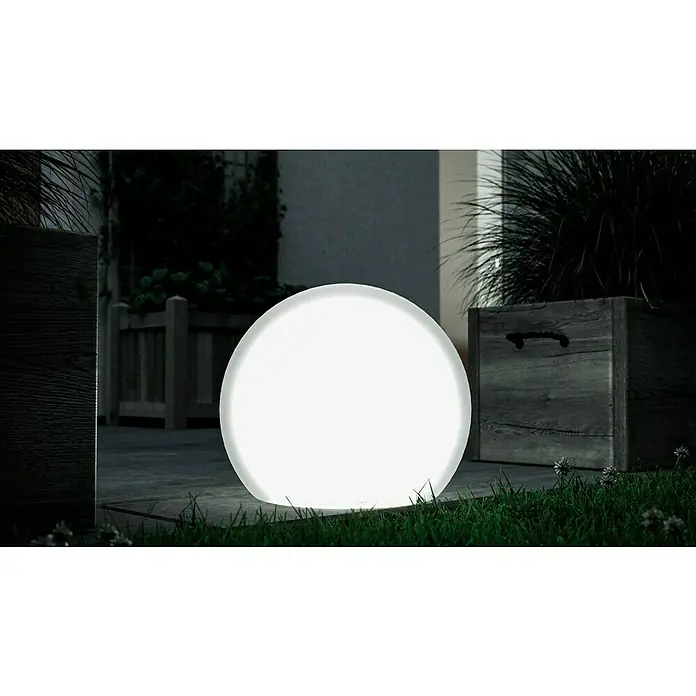 New Garden Design-Außenleuchte Buly 50 - Durchmesser: 50 cm, E27, IP65 - Stimmungsvolle Gartenbeleuchtung: Eine leuchtende Kugel sorgt für eine angenehme Atmosphäre im Außenbereich, umgeben von Grün und Pflanzen.