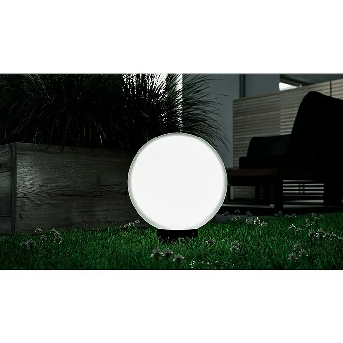 Starlux Kugel-Außenleuchte Kira - 30 cm, Weiß - Außenaufnahme einer leuchtenden kugelförmigen Gartenlampe in einer gepflegten Rasenfläche, die eine angenehme und moderne Atmosphäre schafft.