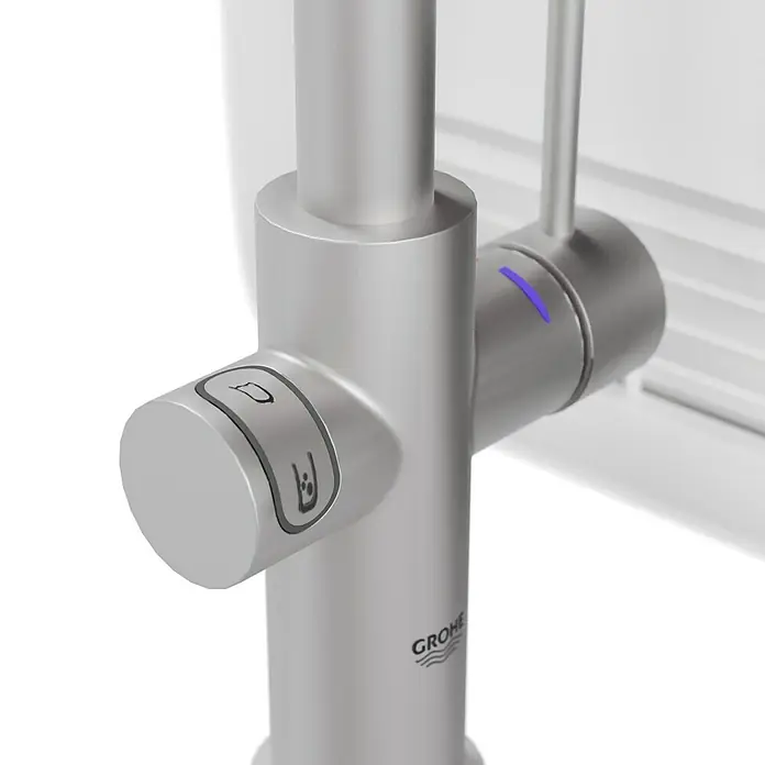 Grohe Spültischarmatur Blue Home - Höhe: 41,8 cm, C-Auslauf, Supersteel, Matt, Schwenkbar - Nahaufnahme einer GROHE Armatur mit Bedienelementen für verschiedene Wasserfunktionen. Elegantes Design und hochwertige Verarbeitung.