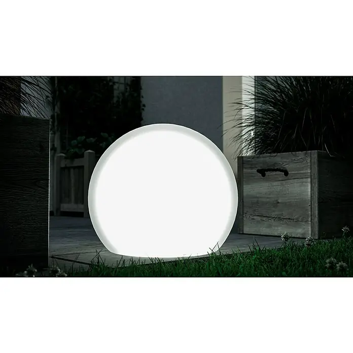 New Garden Design-Außenleuchte Buly 60 - Durchmesser: 60 cm, E27, IP65 - Diese Aufnahme zeigt eine weiße Kugel-Gartenleuchte, die im Gras steht, umgeben von Pflanzenkästen. Ein stimmungsvolles Lichtelement für den Garten.