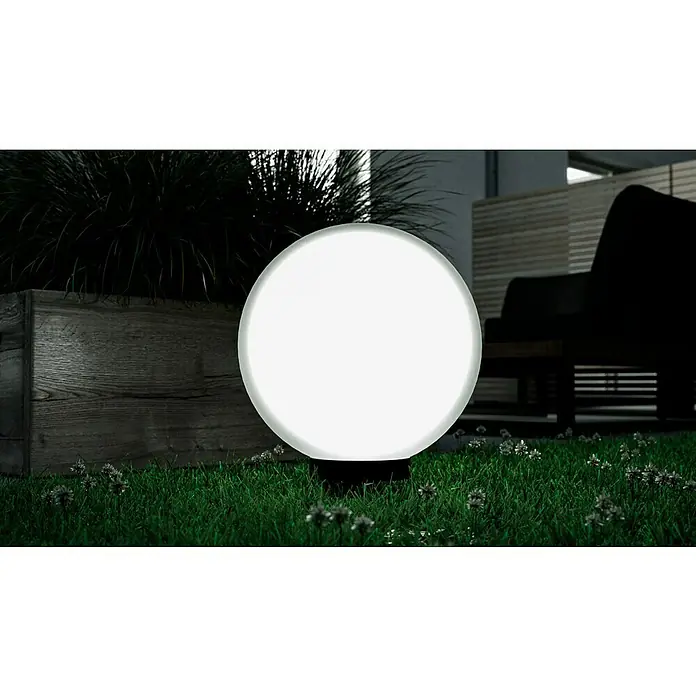 Starlux Kugel-Außenleuchte Kira40 cm, Weiß - Nahaufnahme einer kugelförmigen Gartenleuchte mit modernem Design, die ein helles, gleichmäßiges Licht in einem Außenbereich spendet.
