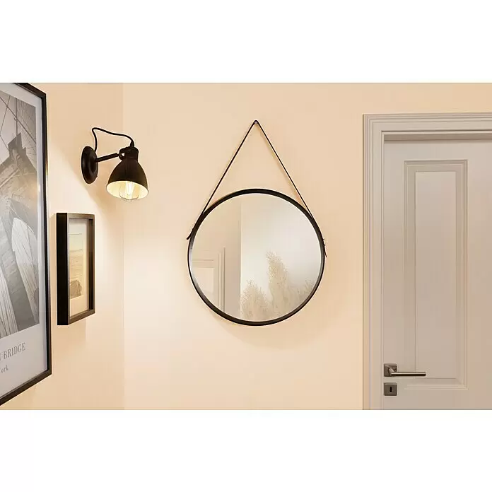 swingcolor Soft Colors Wandfarbe - Beach, Matt, 10 l - Schwarze industrielle Wandlampe mit Glühbirne und runder schwarzer Spiegel, an einem Riemen hängend, dekoriert eine helle Wand.