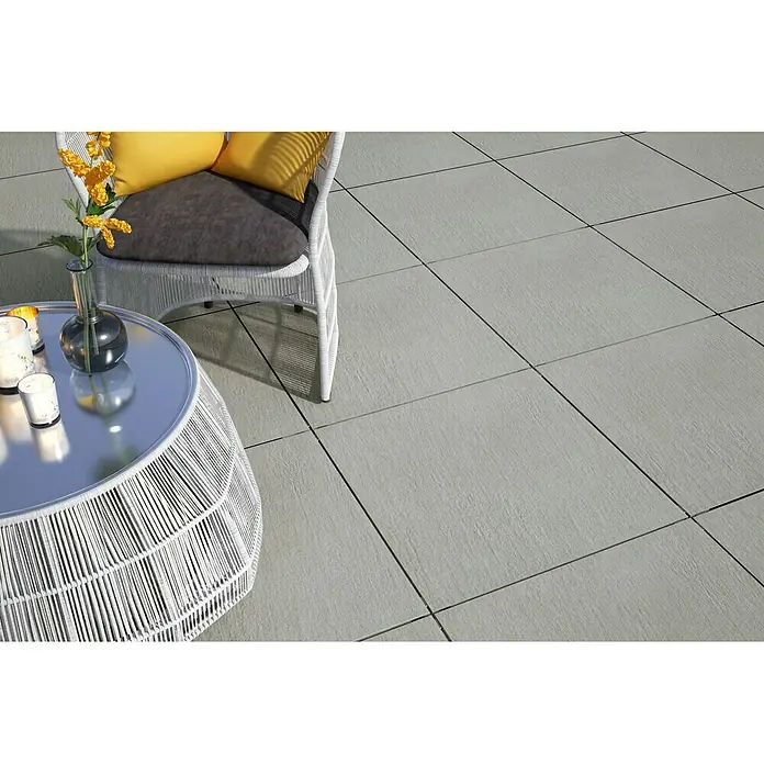 Terrassenfliese Slate Grey60 x 60 x 2 cm, Grau, Matt - Nahaufnahme von Terrassenfliesen in Grau, die eine moderne und stilvolle Atmosphäre für Außenbereiche schaffen.