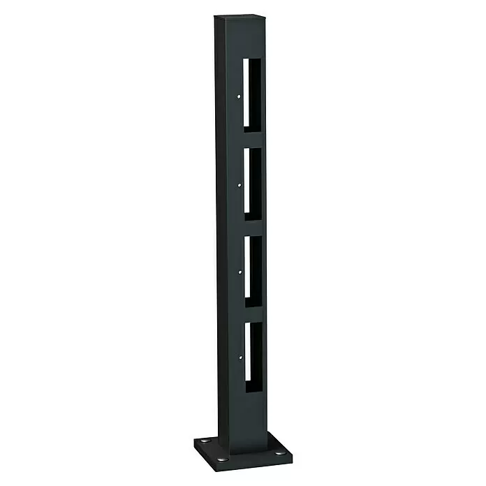 Recal Zaunpfosten Karlsdal - Höhe: 74,5 cm, Mittelpfosten, Mattschwarz RAL9005, Aluminium - Dunkelgrauer Metallpfosten mit mehreren rechteckigen Öffnungen und stabilem Standfuß mit Befestigungen.