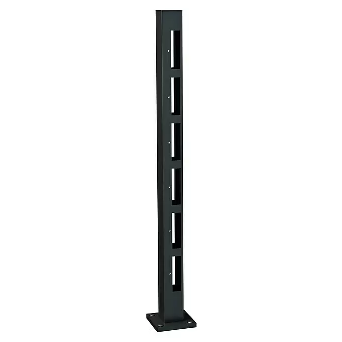 Recal Zaunpfosten Karlsdal - Höhe: 107,5 cm, Mittelpfosten, Mattschwarz RAL9005, Aluminium - Dunkelgrauer Metallpfosten mit vertikalen rechteckigen Aussparungen, Befestigungslöchern und quadratischer Grundplatte.