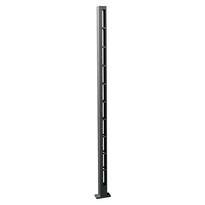 Recal Zaunpfosten Karlsdal - Höhe: 174 cm, Mittelpfosten, Mattschwarz RAL9005, Aluminium - Hohe, dunkelgraue Metallsäule mit vertikalen Schlitzen und kleinen Seitenlöchern, auf flachem Sockel, zur modularen Präsentation.