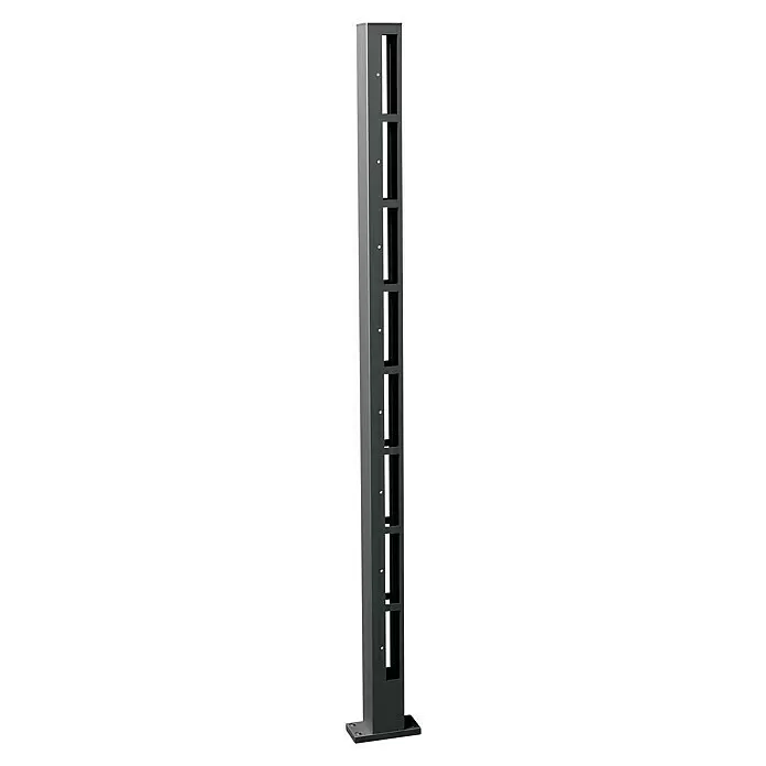 Recal Zaunpfosten Karlsdal - Höhe: 141 cm, Mittelpfosten, Mattschwarz RAL9005, Aluminium - Dunkelgrauer Metallpfosten mit rechteckigen Aussparungen und Befestigungslöchern auf flachem Sockel.