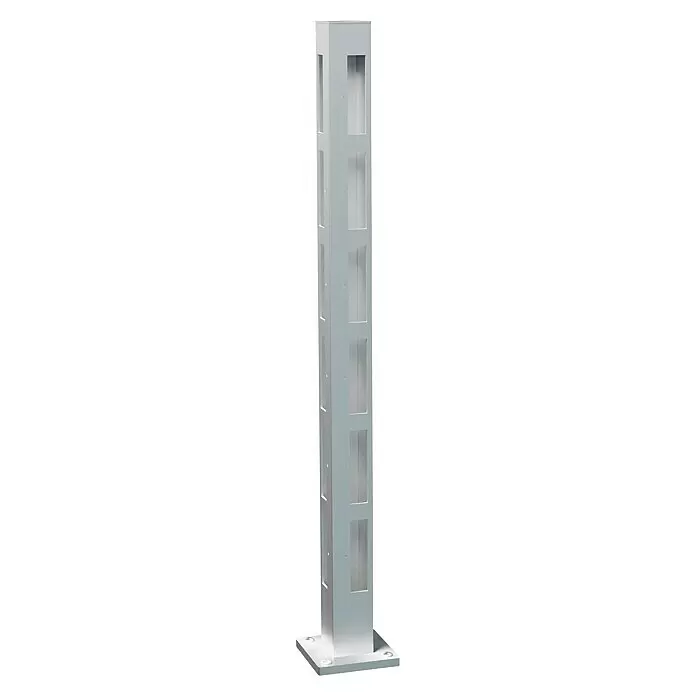 Recal Zaunpfosten Karlsdal - Höhe: 107,5 cm, Durchmesser: 70 mm, Natur eloxiert, Aluminium - Hellgrauer Metallpfeiler mit rechteckigen Ausschnitten und einem flachen Montagefuß.