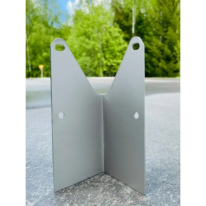 Recal Eckwinkel - Passend für: Recal Rasenkante - Nahaufnahme einer Metallhalterung auf einer Betonoberfläche, die Stabilität und Haltbarkeit für verschiedene Anwendungen bietet.