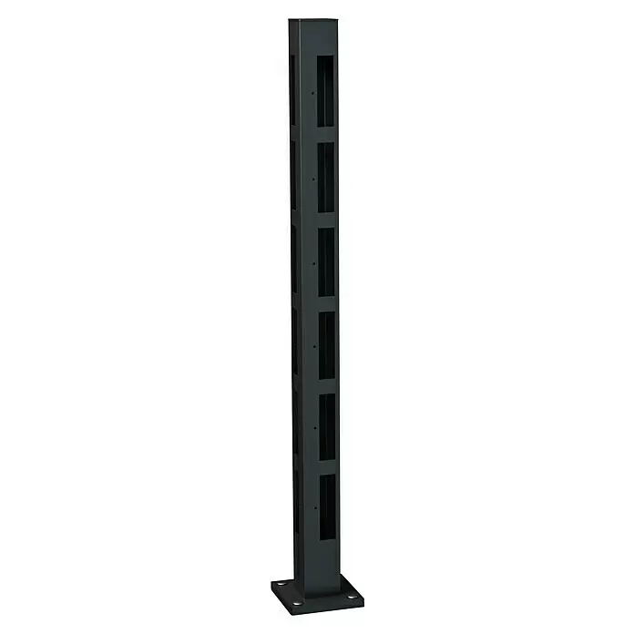 Recal Zaunpfosten Karlsdal - Höhe: 107,5 cm, Durchmesser: 70 mm, Mattschwarz RAL9005, Aluminium - Dunkelgraue Metallsäule mit rechteckigen Schlitzen zur Gerätebefestigung und stabilem Sockel.