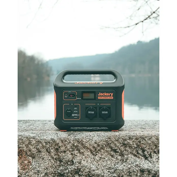 Jackery Estación de energía portátil Explorer 1000 EU - 1.000 Wh, Negro, 45,4 Ah - Estación de energía Jackery Explorer 1000 con pintoresco telón de fondo. Ideal para aventuras al aire libre y fuente de energía.