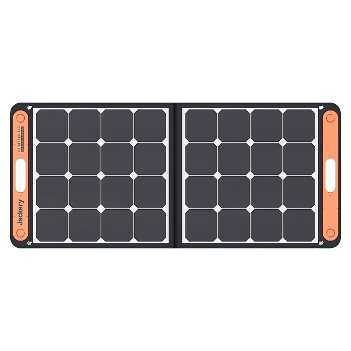 Jackery Colector luz solar Saga - 100 W, 122 x 53,5 cm - El panel solar Jackery SolarSaga 100 se muestra plegado, con detalles naranjas en los lados y celdas solares negras.