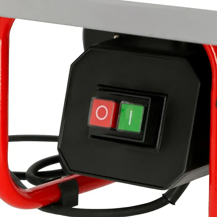 Herkules Elektro-Fliesenschneider H-FS 900 - 900 W, Schnitttiefe bei 90 °: 41 mm - Nahaufnahme des Schalters einer Fliesenschneidemaschine. Die Maschine verfügt über einen roten Aus- und einen grünen Einschalter.
