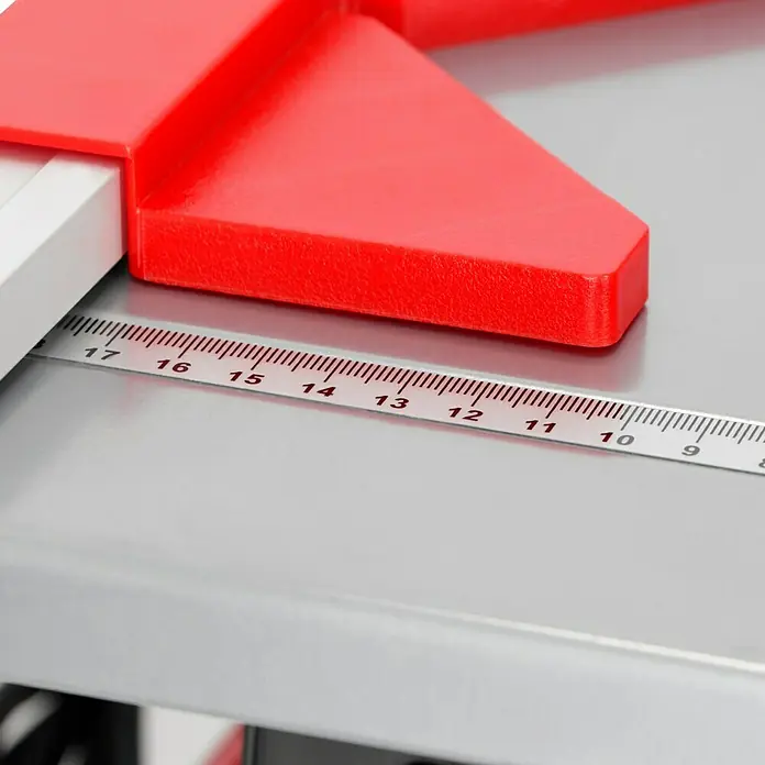 Herkules Elektro-Fliesenschneider H-FS 900 - 900 W, Schnitttiefe bei 90 °: 41 mm - Nahaufnahme eines Tischsägenanschlags mit Zentimeterangaben zur präzisen Einstellung beim Holzzuschnitt.