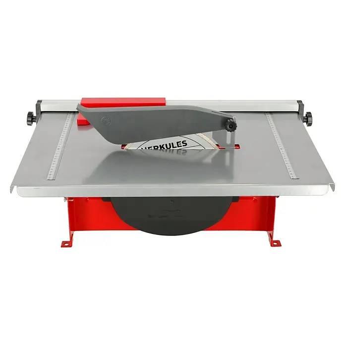 Herkules Elektro-Fliesenschneider H-FS 900 - 900 W, Schnitttiefe bei 90 °: 41 mm - Das Bild zeigt eine Fliesenschneidmaschine von Herkules, die mit einer grauen Schutzvorrichtung und einem roten Sockel ausgestattet ist.