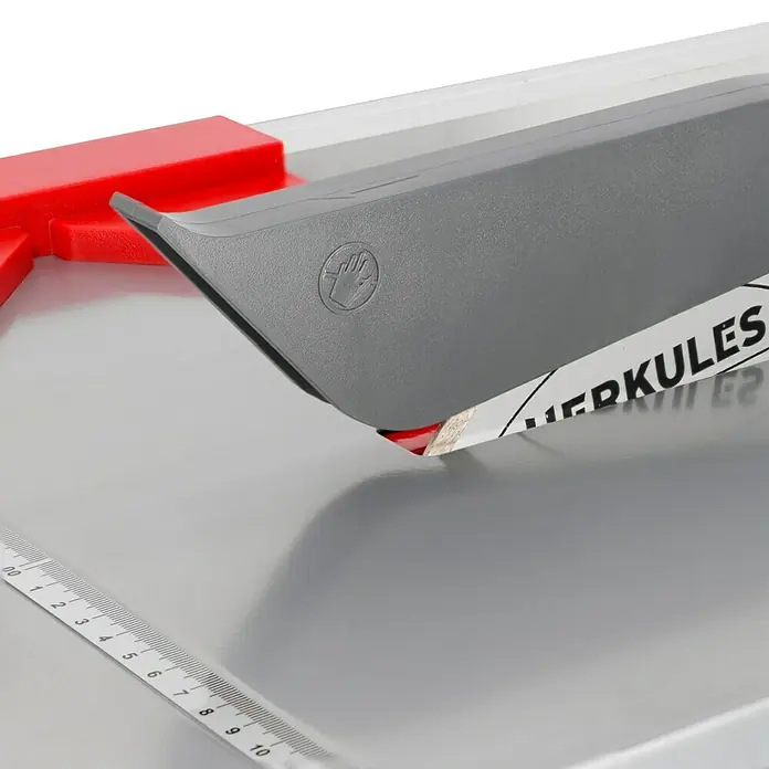 Herkules Elektro-Fliesenschneider H-FS 900 - 900 W, Schnitttiefe bei 90 °: 41 mm - Nahaufnahme einer Herkules Fliesenschneidmaschine mit Führungsschiene und Maßband für präzise Schnitte.