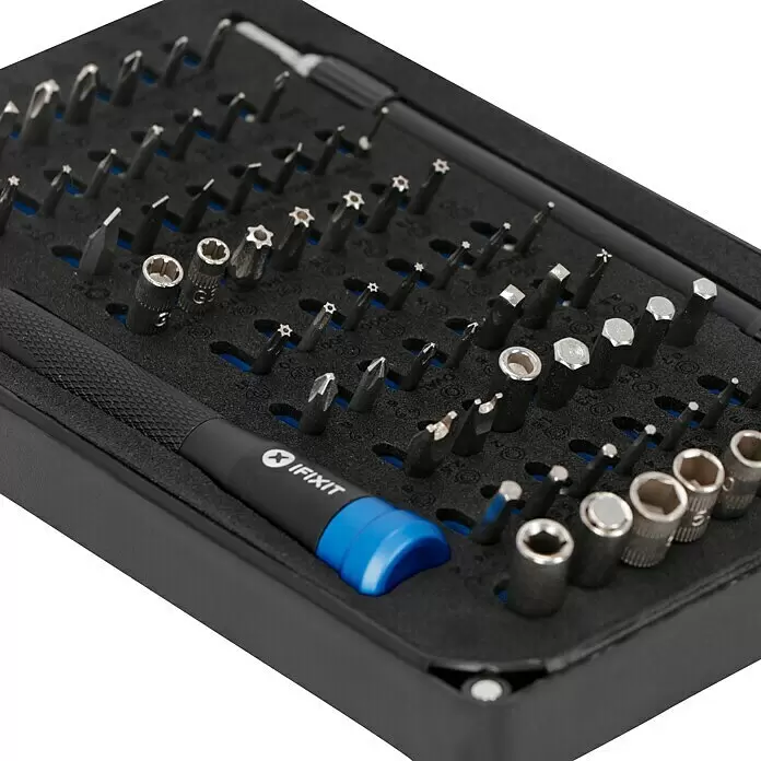 iFixit Bit-Set Mako Precision - Geeignet für: Smartphones - Ein schwarzes Schraubendreher-Bit-Set mit schwarzem Griff, blauem Akzent und silbernen Präzisionsbits (Phillips, Torx, Sechskant, Nüsse) in Schaumstoff.