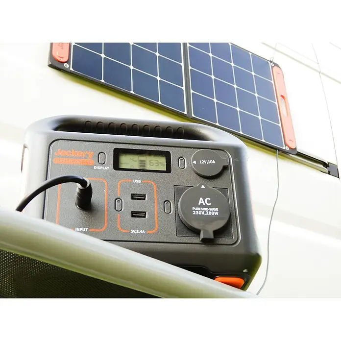 Jackery Estación de energía portátil Explorer 240 Pro EU - 240 Wh, Negro, 16,8 Ah - Primer plano de un generador solar Jackery con pantalla, puertos USB, tomas de 12V y CA, que ofrece una solución de energía portátil.
