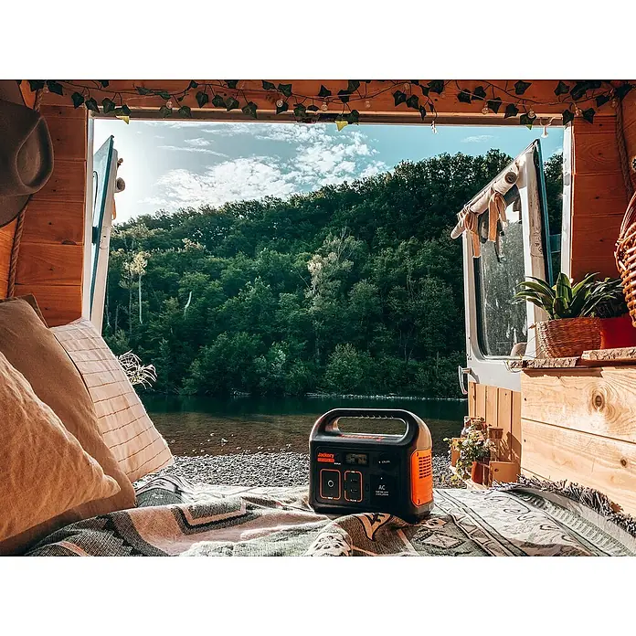 Jackery Estación de energía portátil Explorer 240 Pro EU - 240 Wh, Negro, 16,8 Ah - Vista acogedora de una furgoneta con una estación de energía Jackery. Disfruta de la naturaleza con energía portátil fiable.