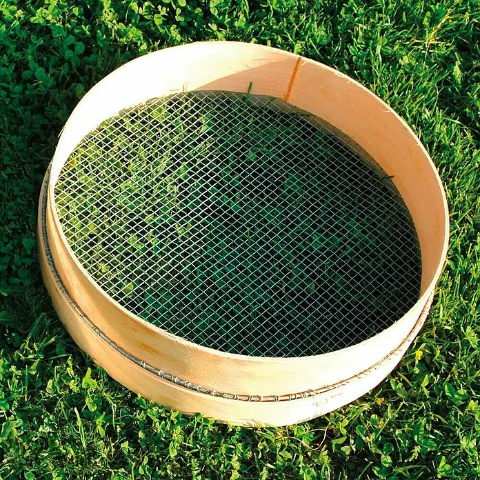 Bellissa Holzrandsieb - 42,5 cm - Ein runder, hölzerner Sieb mit einem feinen Drahtgeflecht, perfekt für Gartenarbeiten und die Vorbereitung von Saatgut.