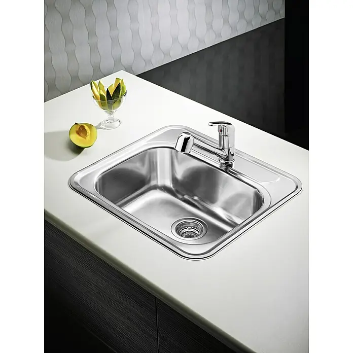 Pyramis Einbauspüle Atria - 57,5 x 50,5 cm, Edelstahl - Eine Edelstahlspüle mit einem modernen Wasserhahn, perfekt für jede Küche. Sie zeichnet sich durch ihr schlichtes Design aus.