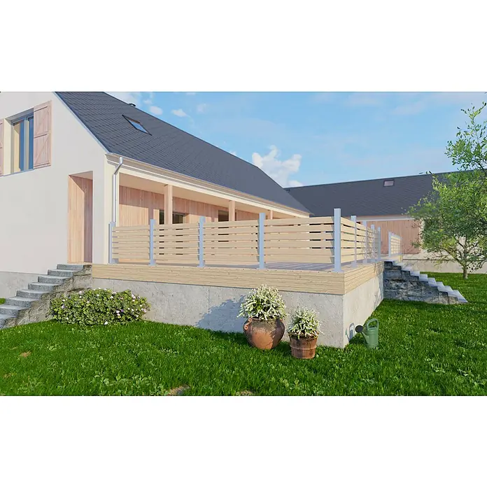 Recal Zaunpfosten Mossle - Höhe: 168 cm, Endpfosten rechts, Natur eloxiert, Aluminium - Ein Außenbereich mit einer hölzernen Terrasse, umgeben von einem horizontalen Holzgeländer und üppigem Grün.